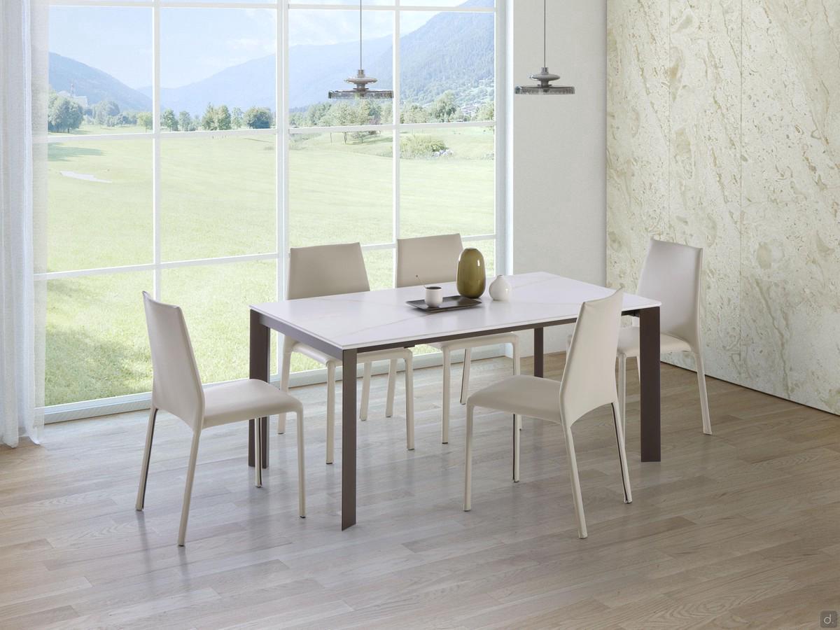 Tavolo allungabile Adrian outlet con piano in ceramica cristallo e struttura in metallo