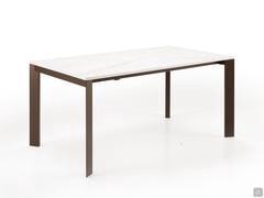 Tavolo allungabile Adrian outlet con piano in ceramica cristallo e struttura in metallo 