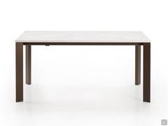 Tavolo allungabile Adrian outlet con piano in ceramica cristallo e struttura in metallo 