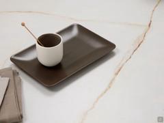 Particolare delle venature del piano in ceramica cristallo finitura Gold Caress