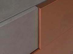 Dettaglio dei frontali con spessori e finiture differenti della credenza Fly Deco outlet