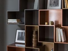 Particolare dell'accostamento delle tre differenti finiture delle mensole sagomate Cube outlet