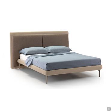 Letto imbottito con testiera alta e larga Taylor outlet