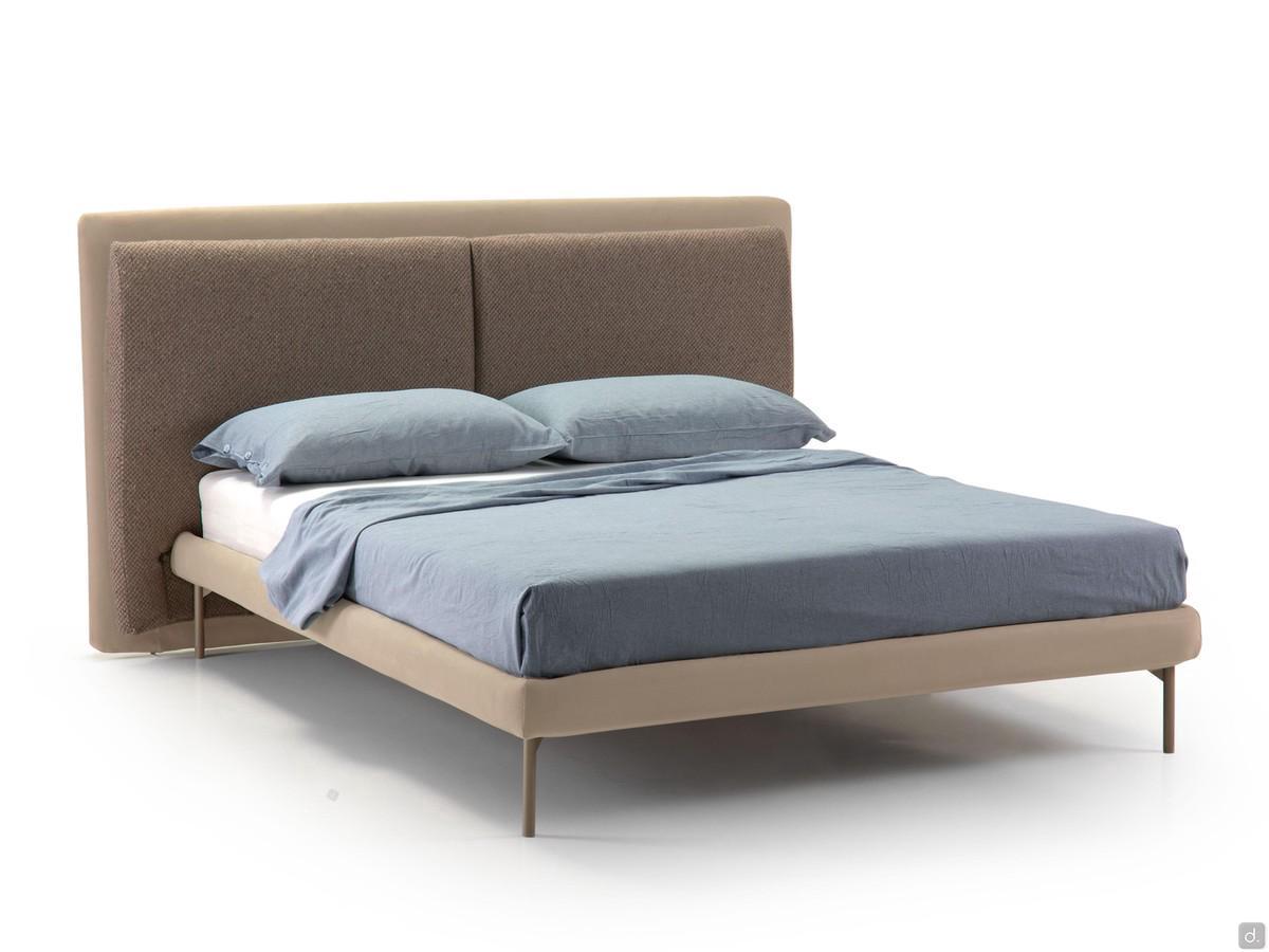 Letto imbottito Taylor outlet con testiera alta e larga composta da un pannello posteriore e da due cuscini applicati
