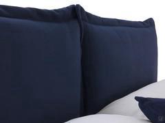 Particolare dei due cuscini di testiera ideali per appoggiare la schiena nei momenti di relax a letto