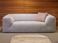 Vista frontale del divano Empire outlet lungo 240 cm