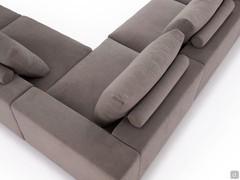 Dettaglio dello schienale basso con rollò a sostegno dei cuscini di schiena