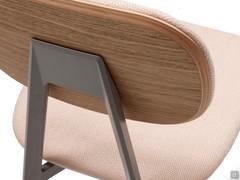 Dettaglio delle finiture: retroschienale in rovere naturale, struttura in metallo verniciato tortora e seduta rivestita in tessuto