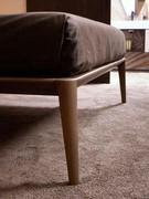 Particolare dell'elegante piedino alto con forma svasata