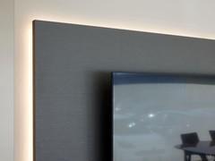 Dettaglio del pannello centrale porta TV, in finitura nobilitato materico NMS Metal Smoke completo di led posteriore