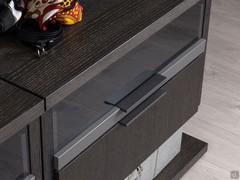 Particolare della cassettiera sospesa con due cassetti: uno con frontale in vetro e uno in legno