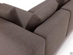 Dettaglio dell'angolo creato dalla dormeuse che garantisce ampio spazio per i momenti di relax