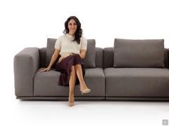 Ergonomia e proporzioni di seduta del divano Paros outlet