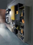 Visione laterale: da notare gli elementi di diversa profondità, l'accostamento di materiali e colori (finitura laccato opaco senape non disponibile), l'anta in vetro debordante