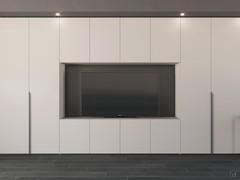 Porta Tv Wide laccato opaco ottenuto abbinando basi battenti Wide, pensili e moduli a tutta altezza Focus Wide laterali