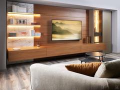 Parete attrezzata con schienale in ceramica Replay 08 nella versione da 480 cm, con un'ulteriore colonna battente da 60 cm a destra della composizione