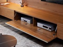 Dettaglio di uno dei due moduli sospesi a ribalta, interamente impiallacciato in legno di noce canaletto. In alternativa i contenitori possono essere nobilitati, laccati o impiallacciati in altre essenze