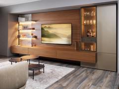 Parete attrezzata Replay 08, completa di basi sospese, mensole in metallo, vetrina e colonna battente. Qui proposta nella versione da 480 cm, la più grande tra le due disponibili