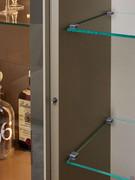 Vista dei ripiani in vetro trasparente interni alla colonna battente (disponibile sulla configurazione modello B da 480 cm).