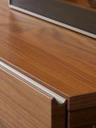 Dettaglio del top di finitura delle basi sospese e della gola metallica laccata