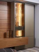 Colonna vetrina e colonna battente laccata opaca Palladio. Quest'ultima, larga 60 cm, è disponibile solo nella versione più grande da 480 cm, mentre la vetrina viene proposta identica anche nel modello da 420 cm