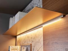 Mensole sottili in metallo verniciato, completabili con le barre led opzionali per illuminazione diffusa da 3000K (pilotabili tramite presa comandata o telecomando)