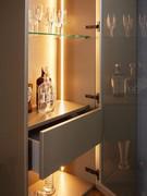 Particolare del cassetto interno della colonna vetrina, proposto laccato in tinta alla struttura e ideale per riporre piccoli oggetti nascondendoli alla vista