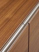 Dettaglio del profilo in metallo con funzione di apertura delle basi sospese, sempre laccato in tinta agli altri elementi metallici della composizione