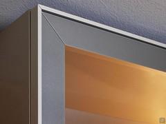 Dettaglio del telaio vetrina, con profilo a vista dietro al vetro laccato in tinta alla parte esterna