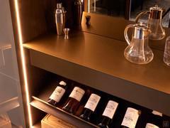 Dettaglio del cassetto interno Lounge e del ripiano inclinato portabottiglie, ideali per allestire una colonna Lounge a mobile bar