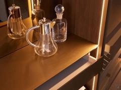 Dettaglio del cassetto interno, accessorio indispensabile per l'allestimento a mobile bar di una colonna Lounge