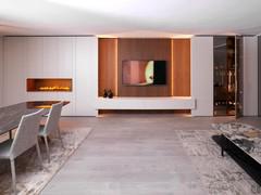 Parete attrezzata su misura Lounge 02 completa di caminetto, modulo armadio con ante in vetro e accessori bar, basi sospese e boiserie per Tv con retroilluminazione Led