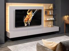 Parete attrezzata sospesa Replay 09 con elegante abbinamento tra il laccato opaco silice di basi cestone, porta Tv e mensole e il legno impiallacciato rovere avana della boiserie