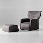 Poltrona bergère bicolore Ilary con pouf coordinato