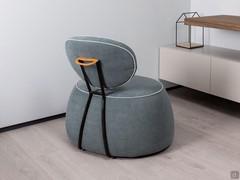 Particolare della struttura tubolare in metallo carbon look e maniglia in cuoio della poltrocina Alice