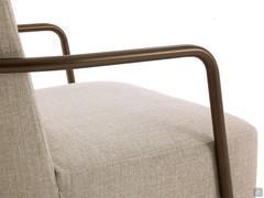 Dettaglio dei braccioli minimal sulla poltrona Maggie, realizzati in tubolare metallico e laccati color antracite o bronzo (in foto)