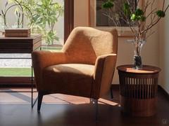 Poltrona elegante da salotto Lynn, qui proposta con rivestimento liscio in tessuto e gambe in metallo