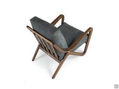 Particolare della pregiata ed elegante struttura in noce canaletto abbinata ai cuscini foderati in pelle