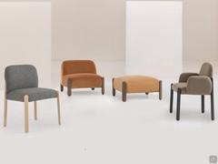 Famiglia Myla composta da sedia, poltroncina e poltrona lounge con pouf opzionale. Proposte in legno, frassino, in tessuto, velluto, similpelle, o pelle