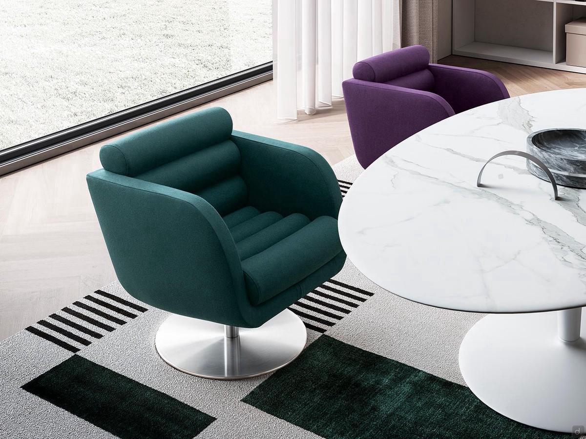 Poltroncina lounge compatta Kendra con basamento centrale girevole in metallo