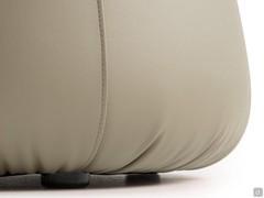 Particolare della base con piedini del pouf Cobalto