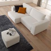 Pouf quadrato bianco Attitude abbinato all'omonimo divano
