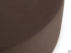 Particolare del pouf rivestito in tessuto