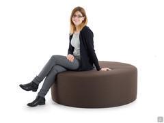 Esempio di seduta sul pouf Cherie