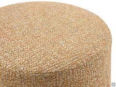 Particolare della seduta del pouf imbottito