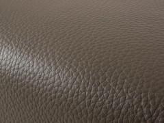 Particolare del rivestimento del pouf in pelle