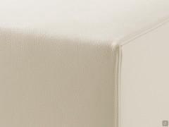 Particolare del rivestimento del pouf in pelle