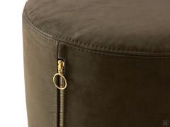 Dettaglio della cerniera in ottone che decora la cover del pouf Mistery