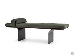 Panchetta imbottita di design Selma con seduta rivestita in pelle verde salvia e gambe in metallo verniciato Anodic Black