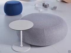 Pouf moderno rotondo rivestito Alias in tessuto, similpelle e pelle